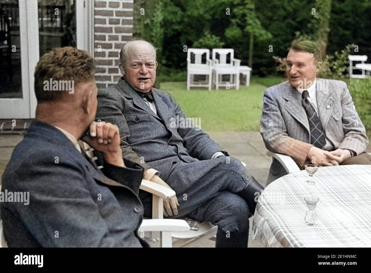 Hans Blunck, deutscher Phytomediziner und Autor, mt NSDAP Parteifunktionären an der Kaffeetafel, Deutschland 1939. Deutscher Entomologe und Autor Hans Blunck in Kaffee mit NSDAP-Funktionäre, Deutschland 1939. Stockfoto