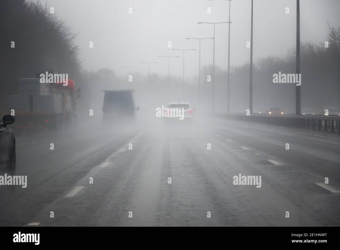 London, Großbritannien - 9. April 2019 - Regen auf der Straße, widrige, neblige und regnerische Fahrbedingungen auf der Autobahn Stockfoto