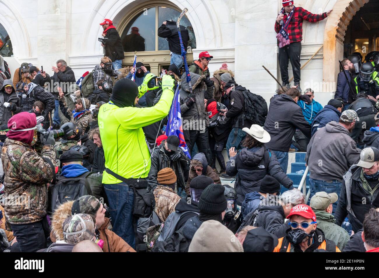 Washington, DC - 6. Januar 2021: Einige Randalierer durchbrechen die Fenster in das Kapitolgebäude Stockfoto