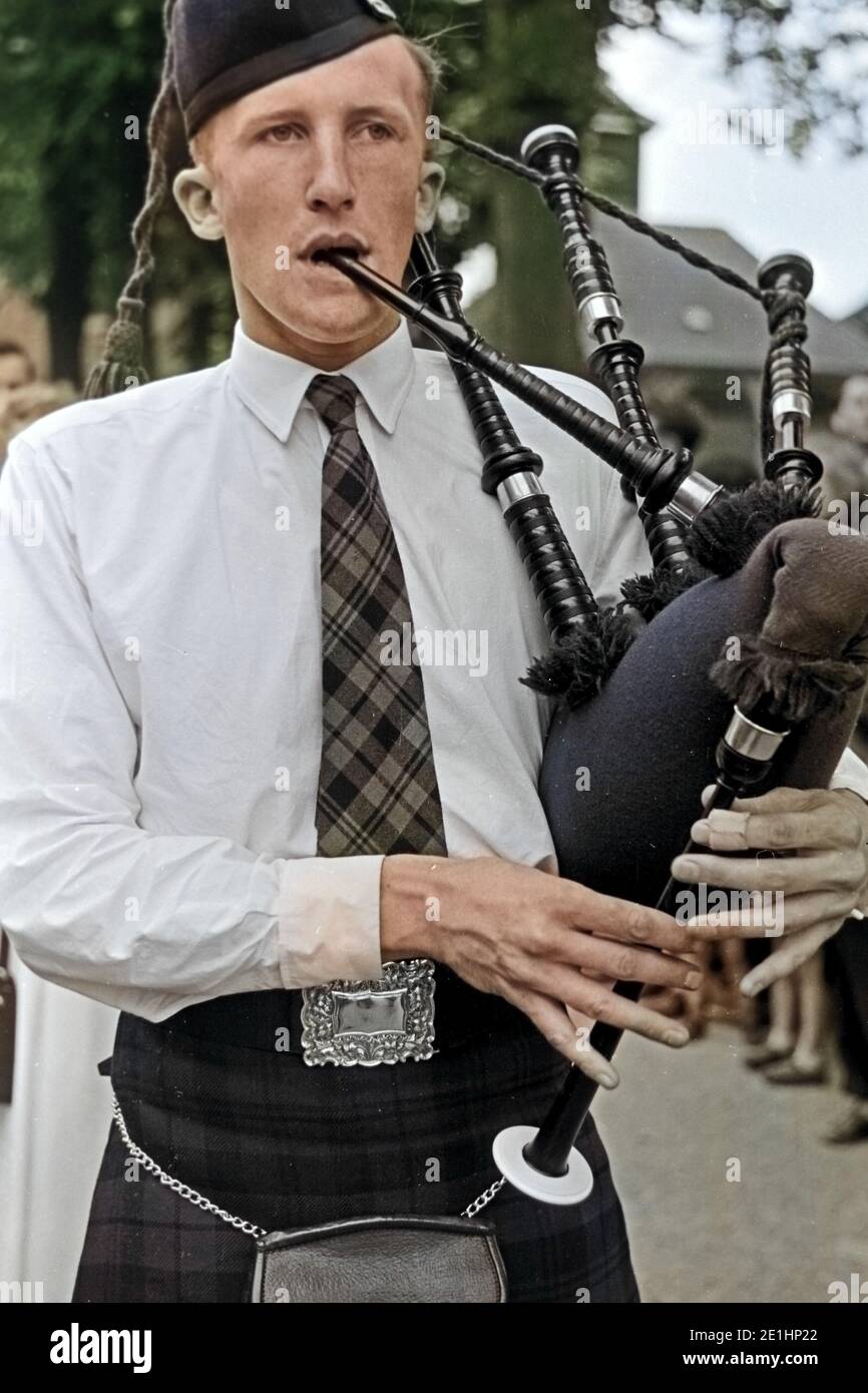 Mann mit Dudelsack musiziert beim Volksfest, Schleswig-Holstein, Deutschland, 1960er Jahre. Mann mit Dudelsack spielt Musik bei Volksfest, Schleswig-Holstein, Deutschland, 1960er Jahre. Stockfoto