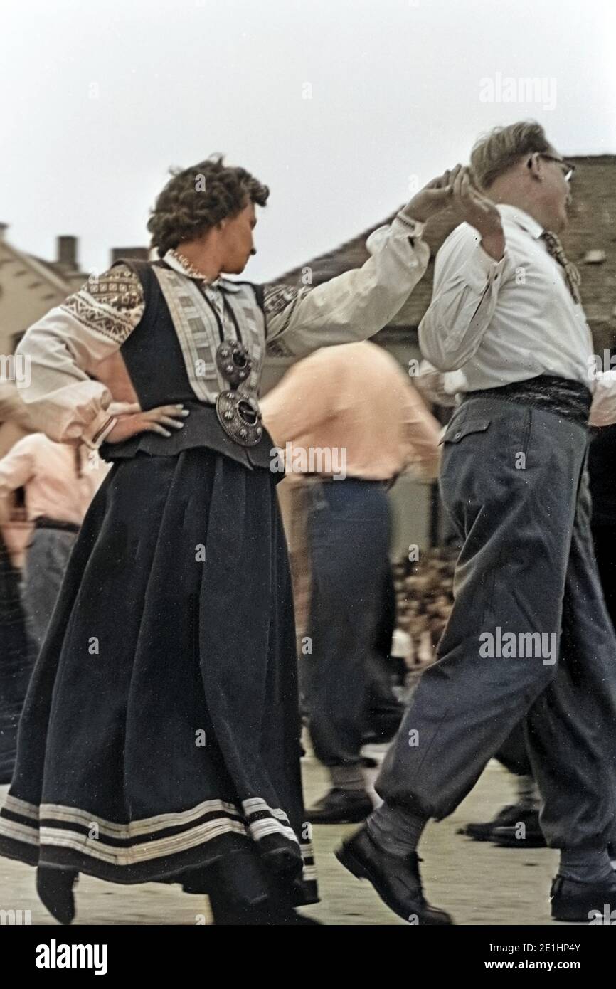 Trachtenpärchen tanzt beim Volksfest, Schleswig-Holstein, Deutschland, 1960er Jahre. Kostüme Paar tanzen am Volksfest, Schleswig-Holstein, Deutschland, 1960er Jahre. Stockfoto