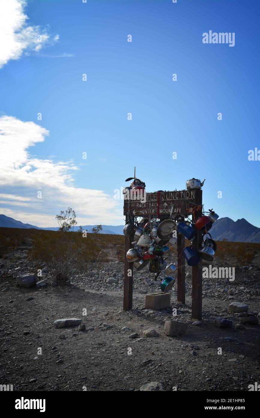 Teakettle Junction auf dem Weg zum Ractrack Playa im Death Valley National Park an einem sonnigen Tag im Dezember, Kalifornien, USA Stockfoto