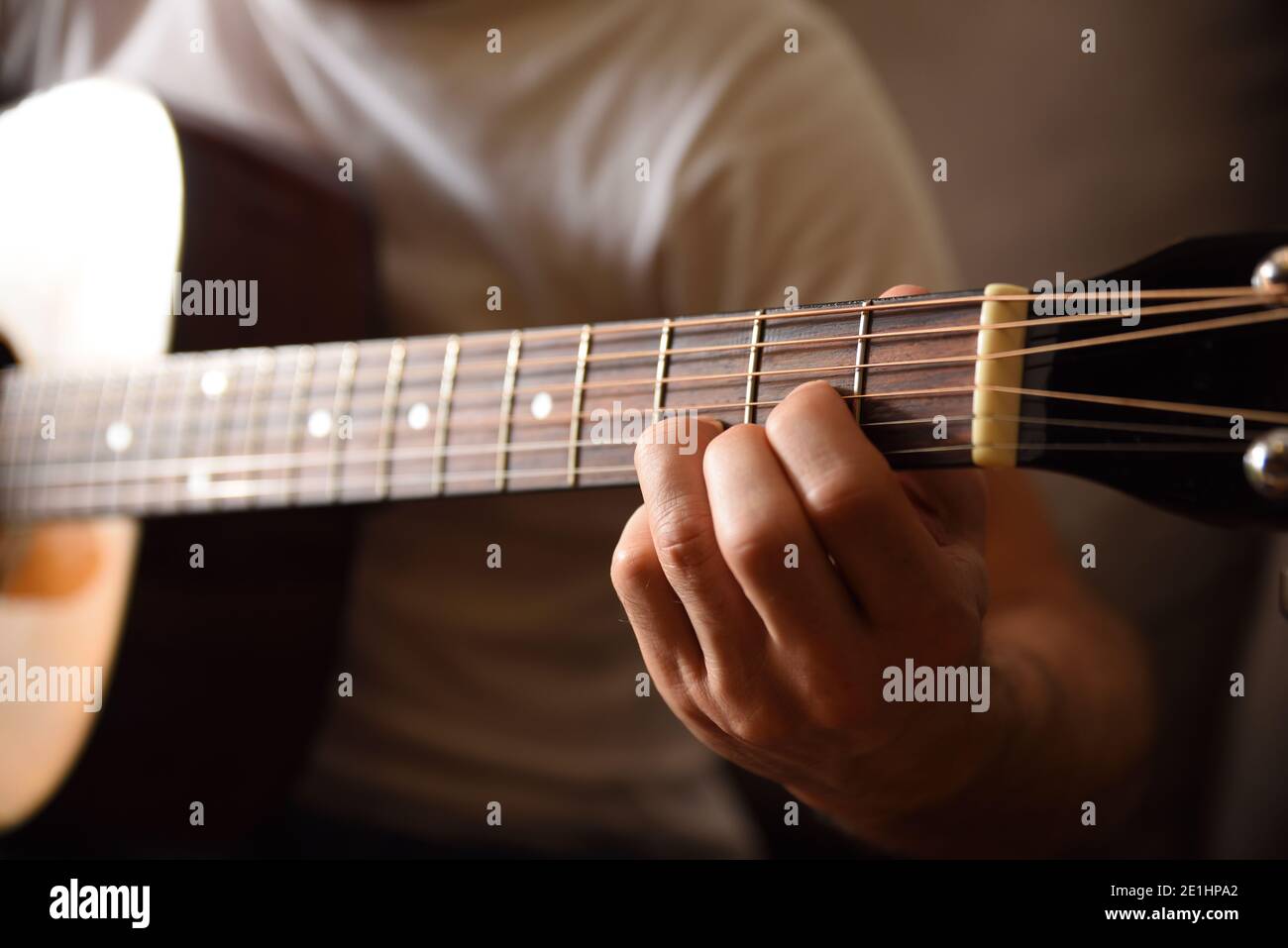 Akustische Gitarre Griffbrett Detail und Hände spielen tun einen D-Dur-Akkord Stockfoto