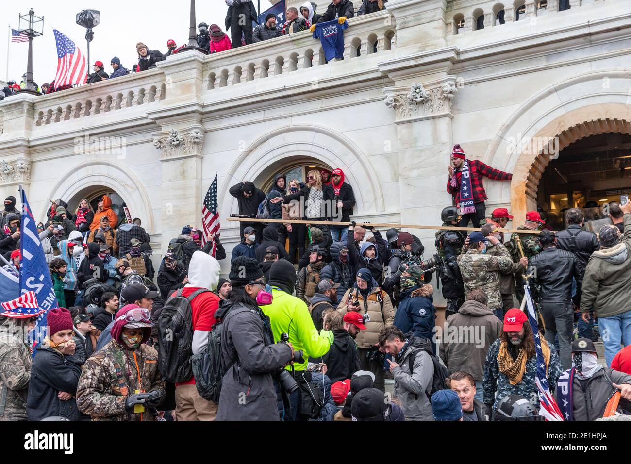 Washington, DC - 6. Januar 2021: Einige Randalierer durchbrechen die Fenster in das Kapitolgebäude Stockfoto