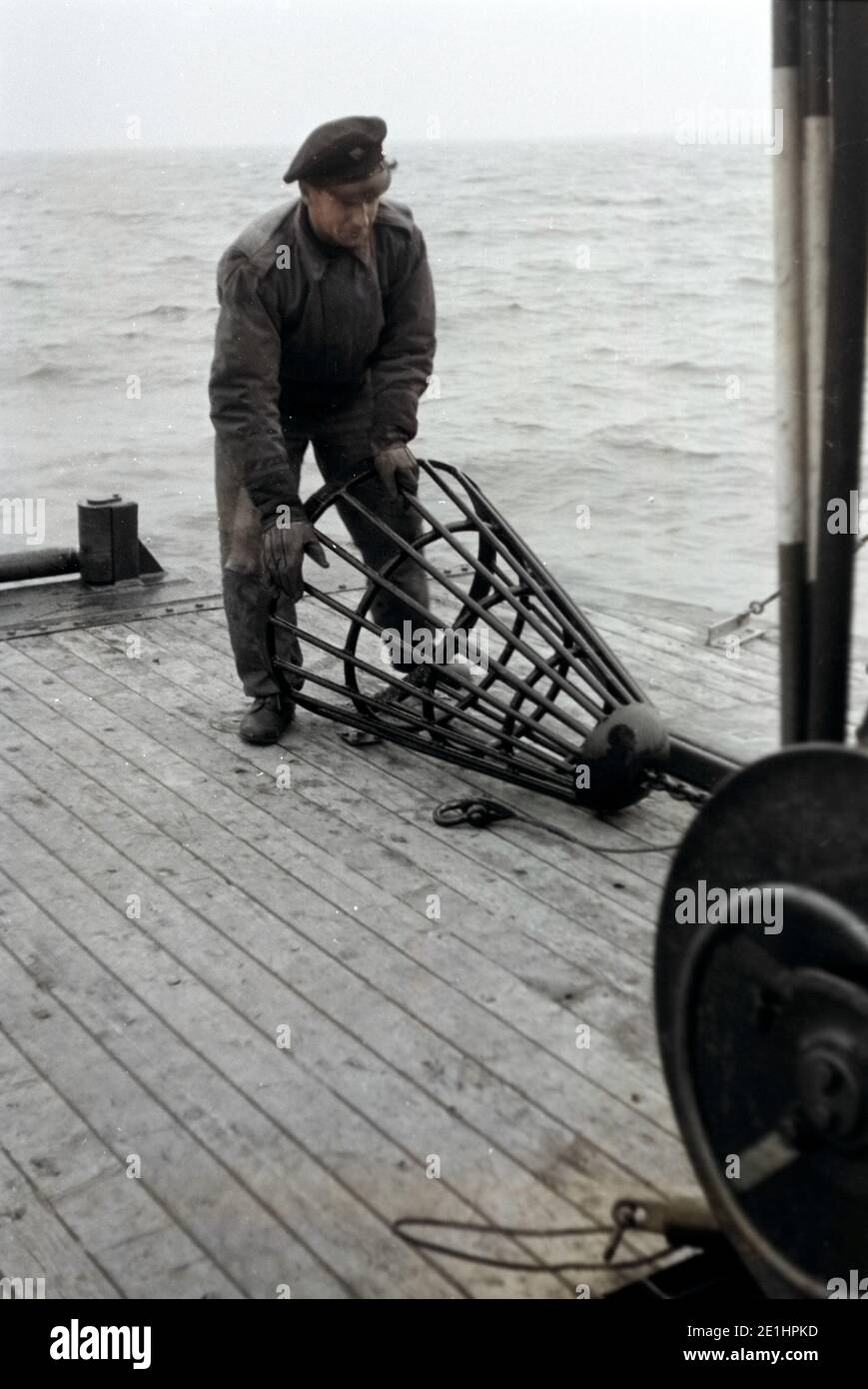 Hafenarbeiter im Hafen von Emden, Niedersachsen, Deutschland 1950. Hafenarbeiter im Hafen Emden, Niedersachsen, Deutschland 1950. Stockfoto