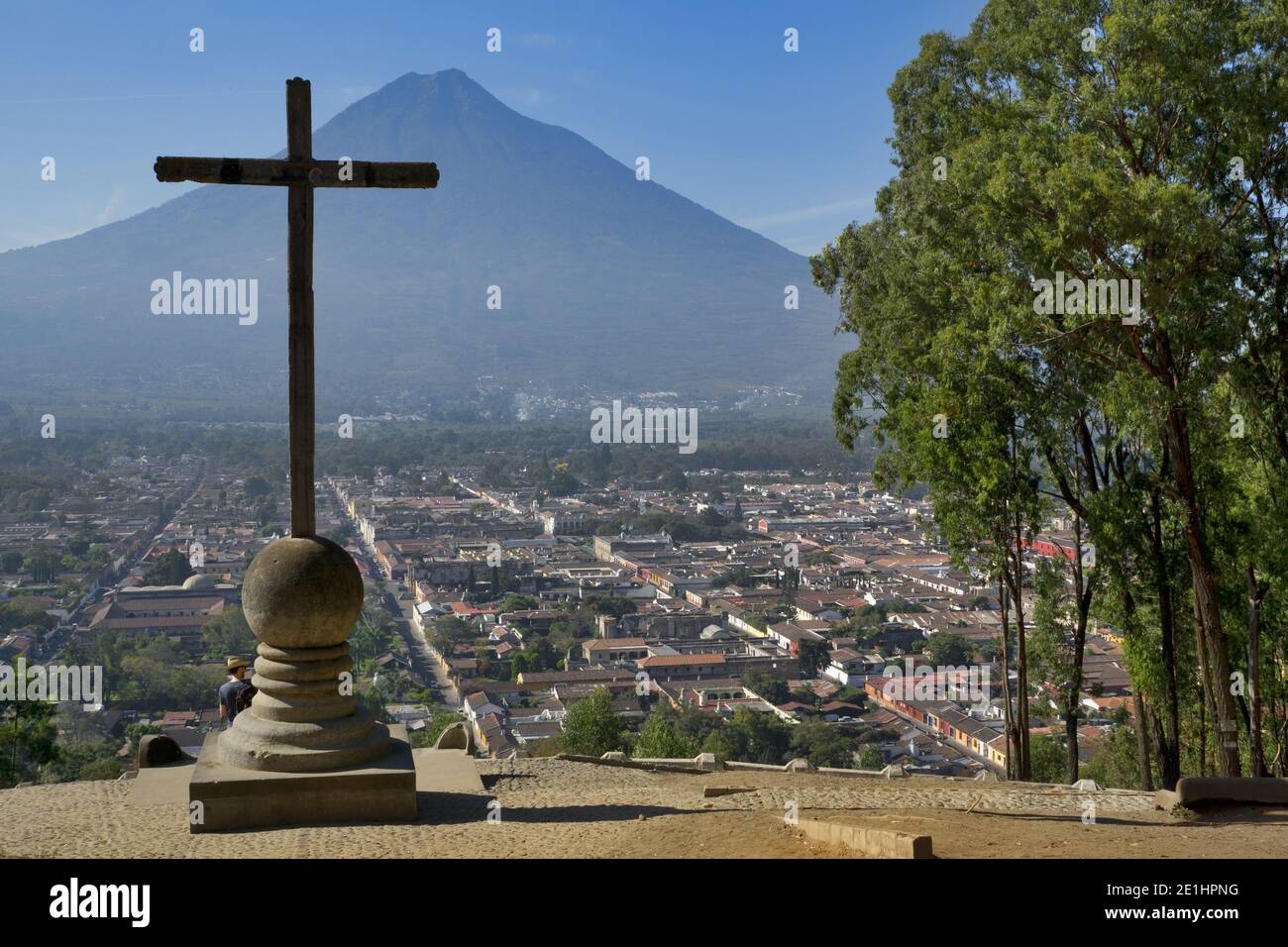 Antigua und Vulkan Agua, Guatemala, Mittelamerika. Blick vom Cerro de la Cruz Stockfoto