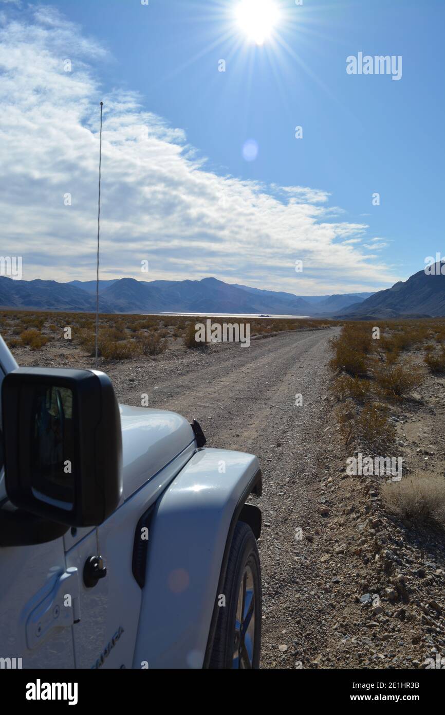 Seite eines weißen Jeep auf Rennbahn Straße zu den Rennstrecke Playa am nördlichen Ende des Todes Valley National Park im Dezember Kalifornien Stockfoto