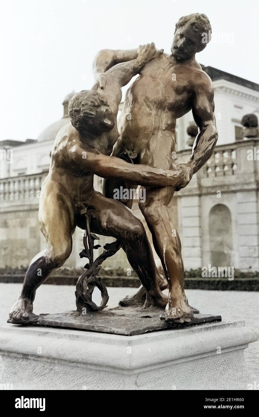 Bronzeskulpturen von Adriaen de Vries im Schlosspark von Drottningholm auf der Insel Lovön, Ringergruppe, 1969. Bronze-Scultpuren von Adriaen de Vries im Garten des Schlosses Drottningholm auf der Insel Lovön, Ringkämpfer, 1969. Stockfoto