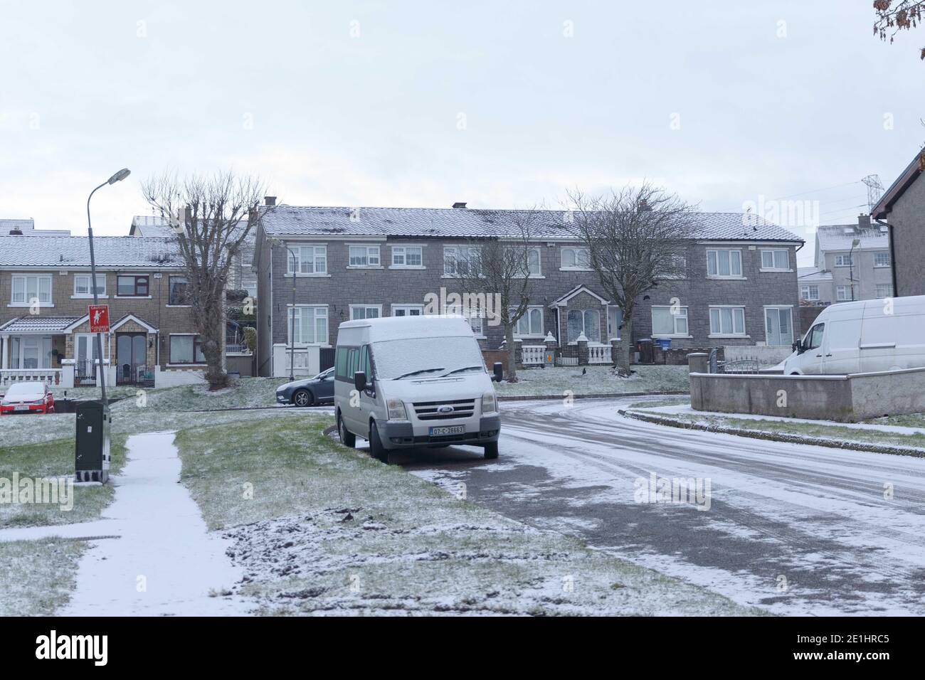 Cork, Irland. Januar 2021. Snow Falls auf Cork City. Glenheights Park bedeckt mit Schnee. Die Einwohner von Cork sind heute Morgen nach einem kurzen Schneeschauer in der Stadt und den Vororten aufgewacht, die von einer Schneedecke bedeckt waren. Viele haben sich in Mäntel und Hüte eingewickelt und gingen hinaus, um die frische Luft zu genießen und die schönen Szenen zu sehen. Kredit: Damian Coleman/Alamy Live Nachrichten Stockfoto