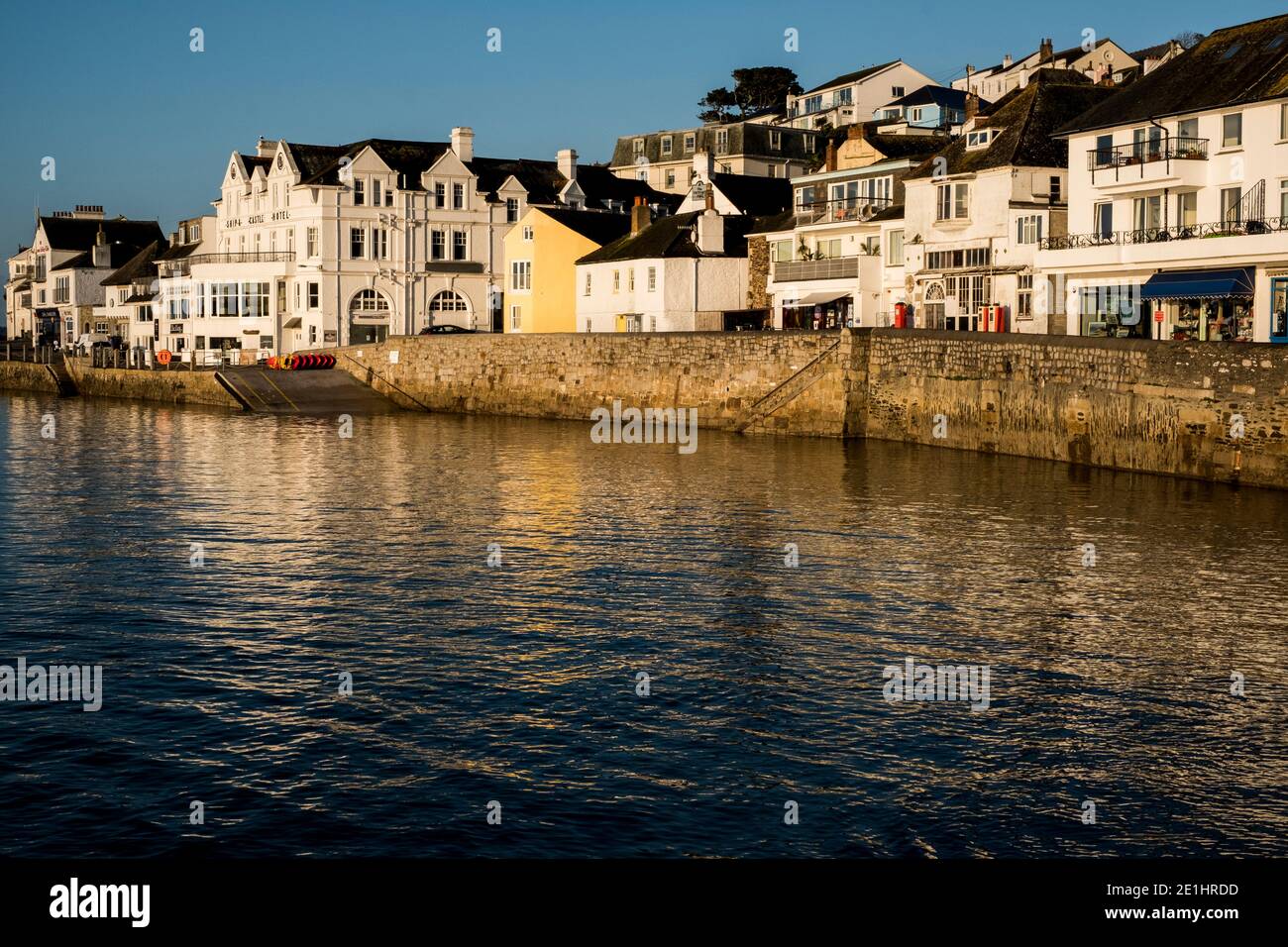 Blick auf die Ufermauer und die Fassaden von Häusern in Saint Mawes, Cornwall, Großbritannien. Stockfoto
