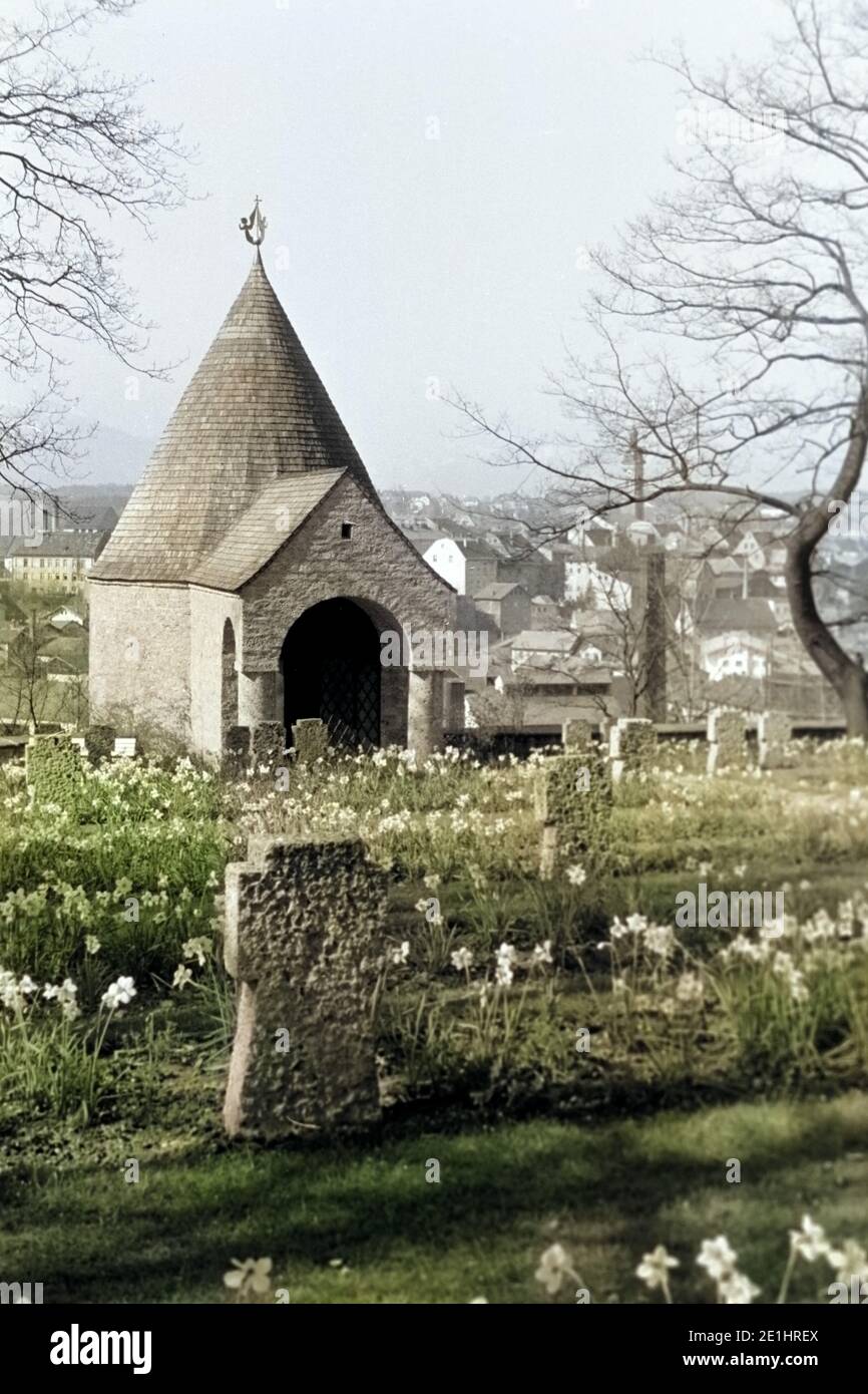 Gedenkstätte für Kriegsgefallene am Ettendorfer Kirchenl mit Blick auf Traunstein, 1957. Gedenkstätte für Kriegsverstorbene neben der Ettendorfer Kirche mit Blick auf Traunstein, 1957. Stockfoto