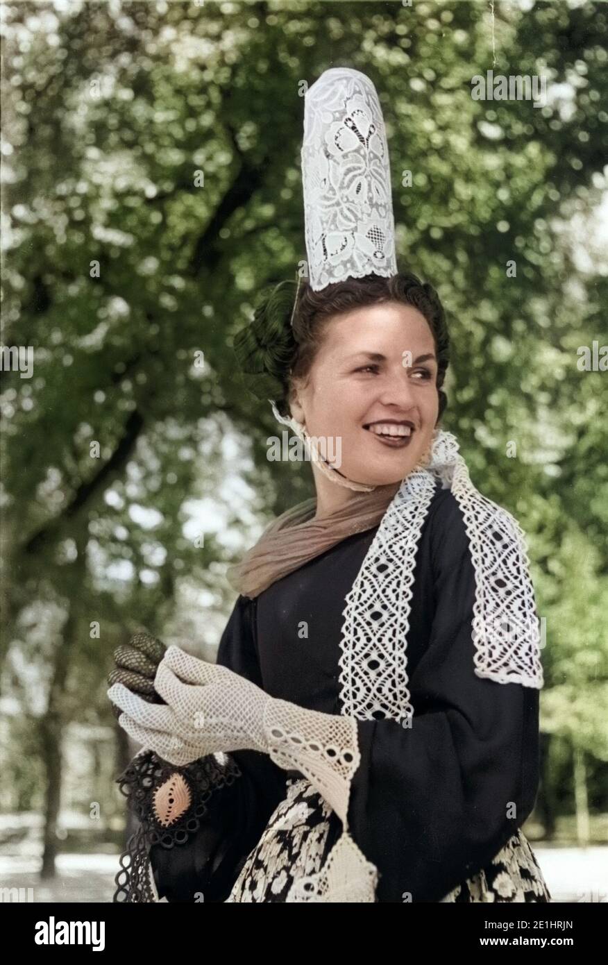 Reisen nach Frankreich - Frankreich - Frau aus der Bretagne. Frau in der traditionellen Tracht der Bretagne, Fankreich. Bild Datum ca. 1950. Foto von Erich Andres Stockfoto