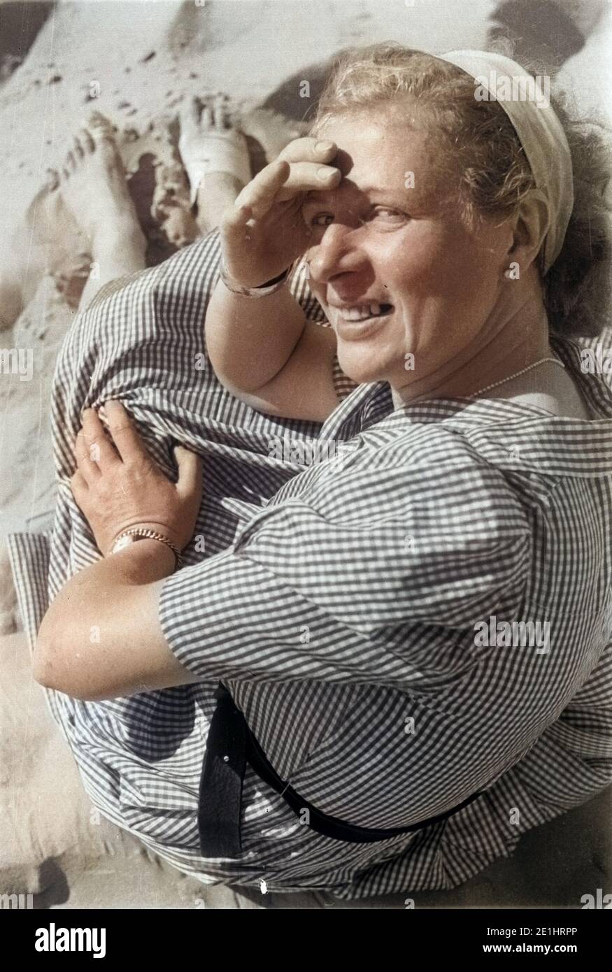 Frankreich - Frankreich im Jahre 1940. Arcachon - Frau am Strand - von der Sonne geblendet. Foto von Erich Andres. Gestorben sind. 1940, Arcachon, Frau wird von der Sonne geblendet Stockfoto