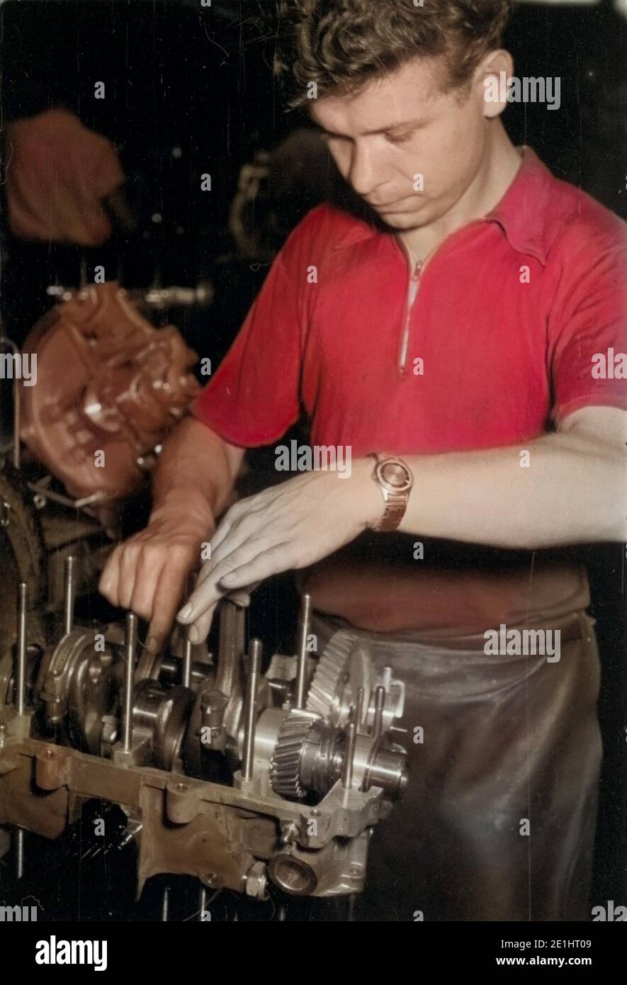 VW-Käfer-VW-Werke - VW Käfer - In der Motormontage. Bauen Sie den Motor. Stockfoto