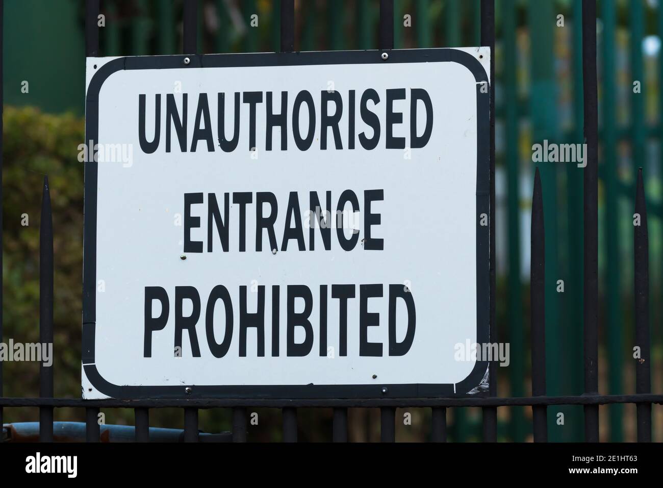 schild, Hinweis, Tafel auf einem Zaun mit den Worten oder Text unbefugten Eintritt verboten Konzept Sicherheit und Sicherheit, kein Eintritt, nicht erlaubt Stockfoto