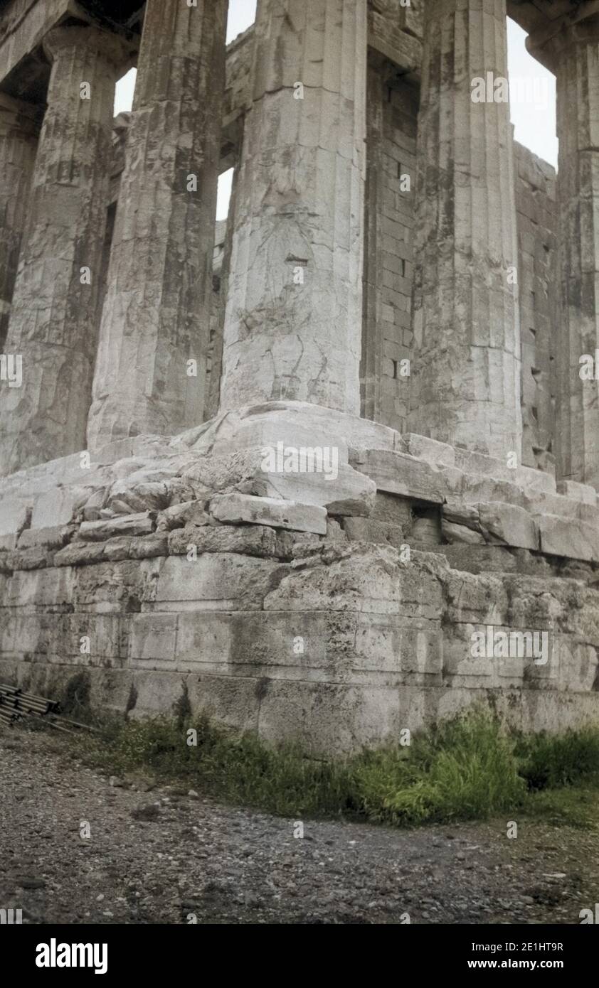 Touristentour durch die Ruinen des alten antiken Olympia hier der Tempel der Athena Nike, Spanien 1950er. Touristische Führung durch die Ruinen des antiken Olympia hier den Tempel der Athena Nike, Griechenland 1950. Stockfoto