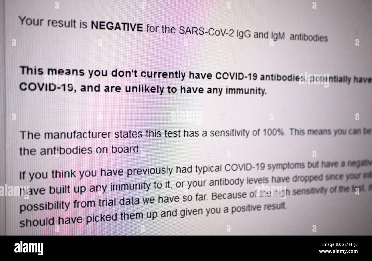 Bildschirmmeldung mit negativem Ergebnis eines covid-19 Antikörper-Bluttest auf Coronavirus-Antikörper, die in großbritannien erhalten wurden sars-COV-2 Stockfoto