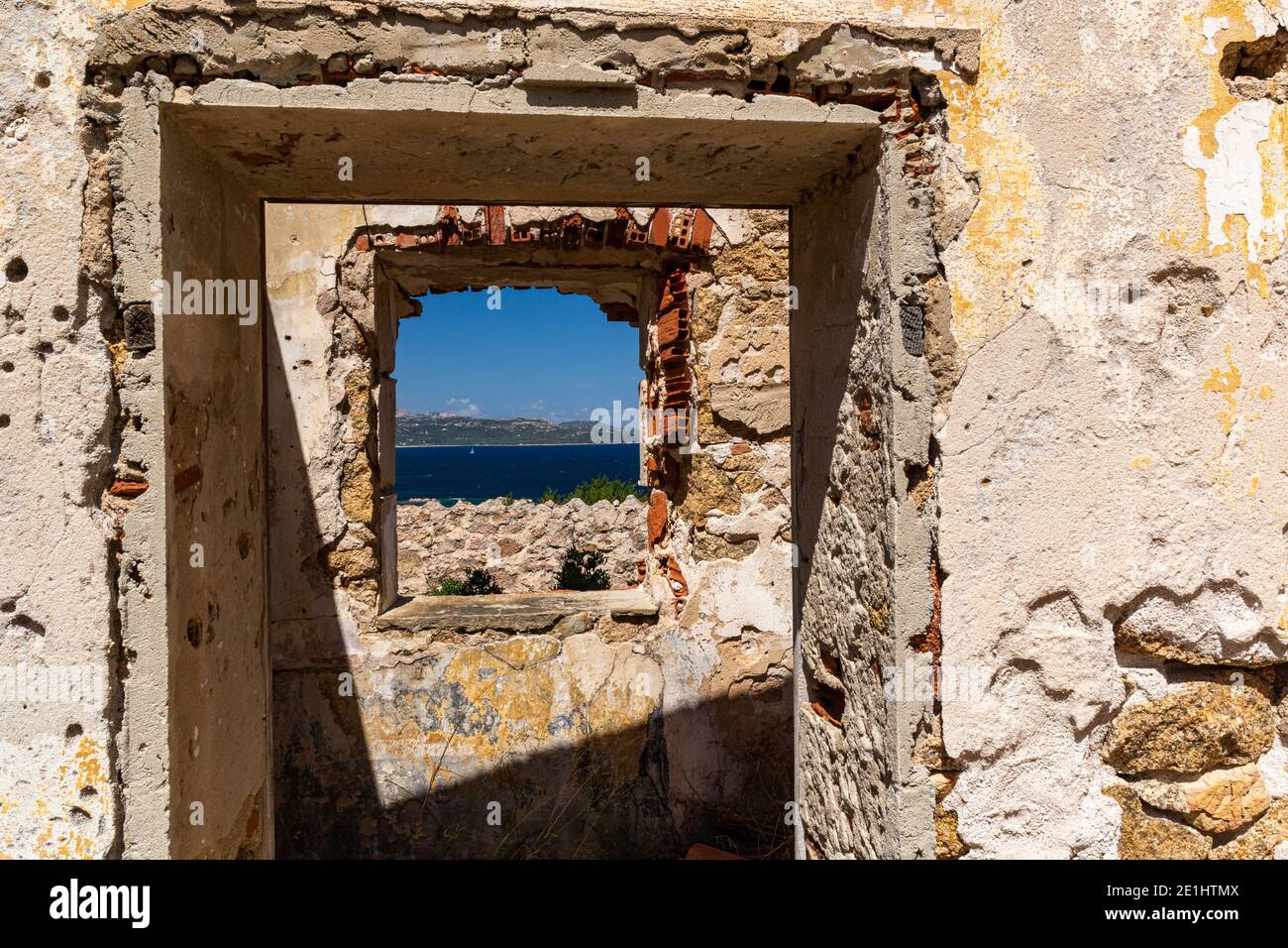 Fensteransicht der Insel Caprera von der Ruine Batteria Battistoni an der Küste Nordsardiniens in Baia Sardinia. Stockfoto