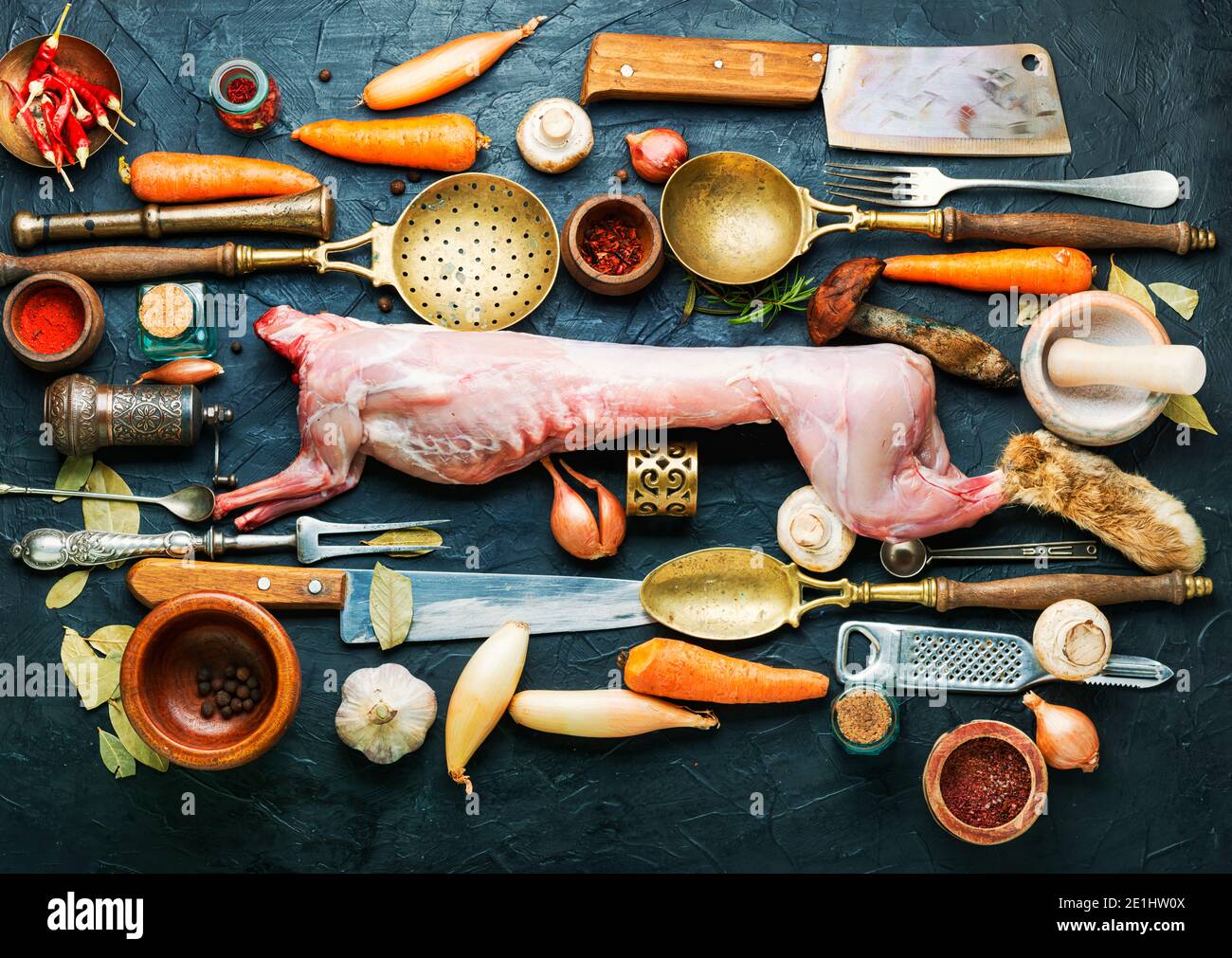 Rohes Kaninchenfleisch mit Gewürzen und Gewürzen Stockfoto