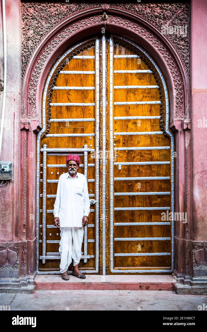 Senior männlich Wohnsitz der großartigsten Rampuria Haveli, Bikaner Stadt, Charukesi Ramadurai. Rajasthan Staat, Indien. Foto aufgenommen am 13. August 2018. Stockfoto