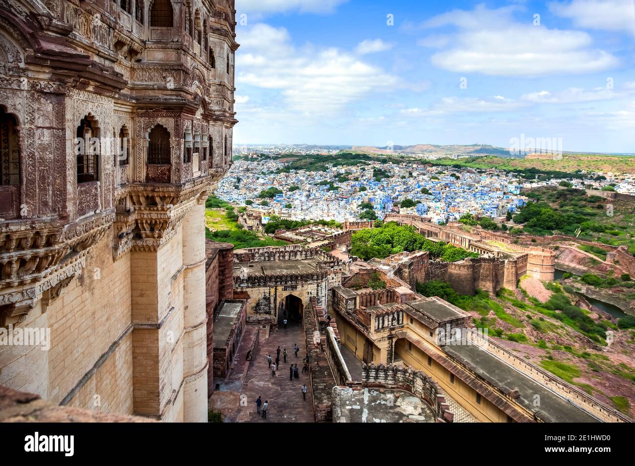 Blick auf Jodhpur oder die sogenannte Blaue Stadt, von den Türmen von Mehrangarh oder Mehran Fort, Rajasthan, Indien gesehen. Foto aufgenommen am 11. August 2018. Stockfoto