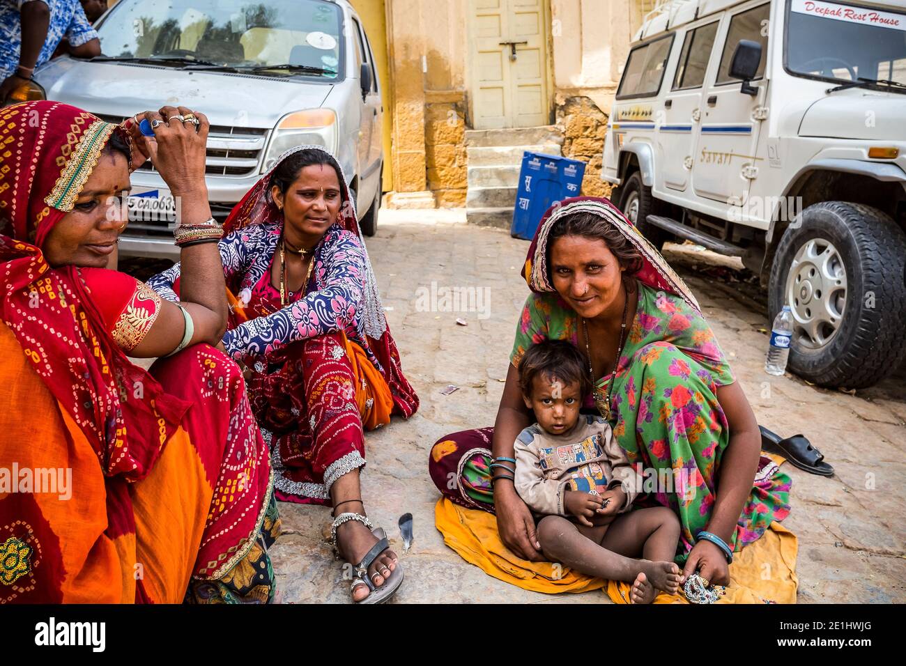 Bunt gekleidete Rajasthani Frauen Verkauf von handgefertigten Schmuck auf dem Fuße des Jaisalmer Fort, Indien. Foto aufgenommen am 12. August 2018. Stockfoto