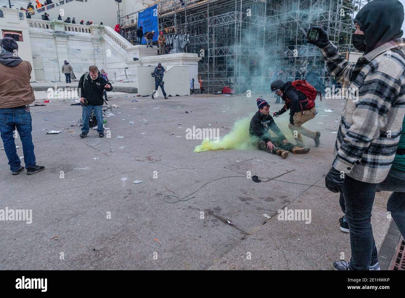 Washington Dc, Usa. Januar 2021. Trump-Anhänger durch Tränengas vor dem Kapitolgebäude verletzt, wo Pro-Trump-Anhänger aufrüttelten und das Kapitol durchbrochen haben. Randalierer brachen Fenster und brachen das Kapitolgebäude in einem Versuch, die Ergebnisse der Wahlen von 2020 zu stürzen. Die Polizei benutzte Knöpfe und Tränengasgranaten, um schließlich die Menge zu zerstreuen. Die Randalierer verwendeten Metallstäbe und Tränengas auch gegen die Polizei. (Foto von Lev Radin/Pacific Press) Quelle: Pacific Press Media Production Corp./Alamy Live News Stockfoto