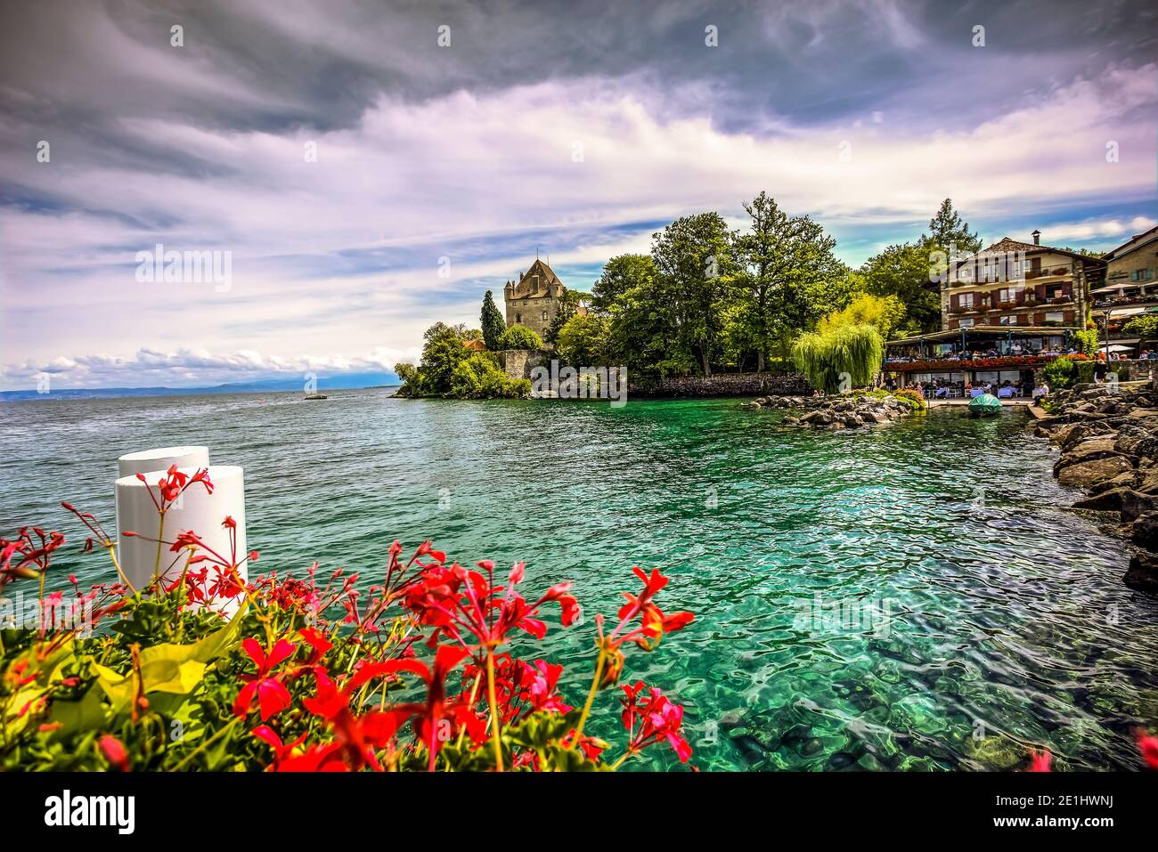 Das Schloss Yvoire und der See Leman oder der Genfer See bei Tageslicht. Foto aufgenommen auf Yvoire Dorf, Auvergne Rhone-Alpen Region, Frankreich im 13. Von Augu Stockfoto
