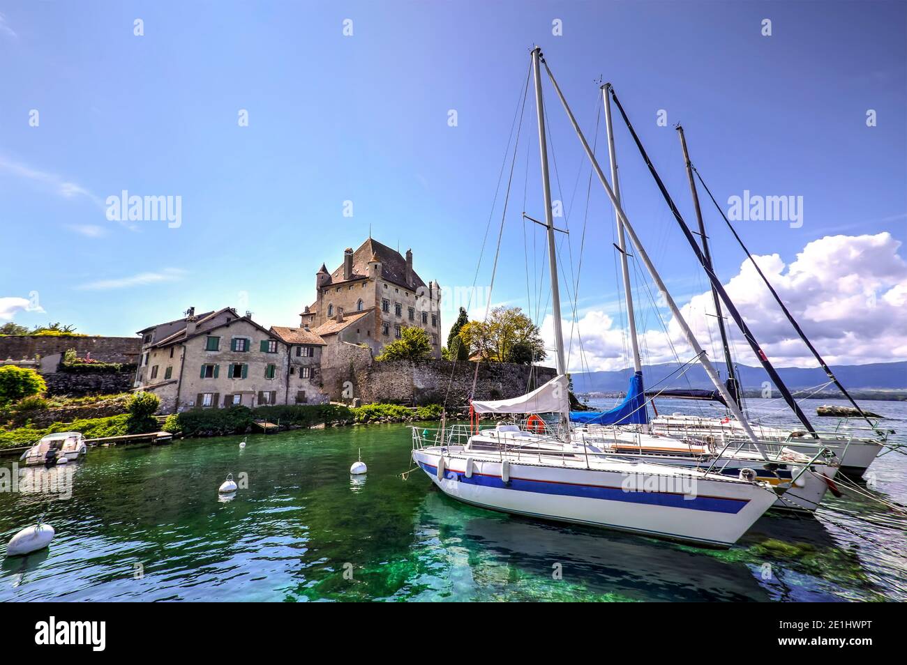 Das Schloss Yvoire und der See Leman oder der Genfer See bei Tageslicht. Foto aufgenommen auf Yvoire Dorf, Auvergne Rhone-Alpen Region, Frankreich im 13. Von Augu Stockfoto