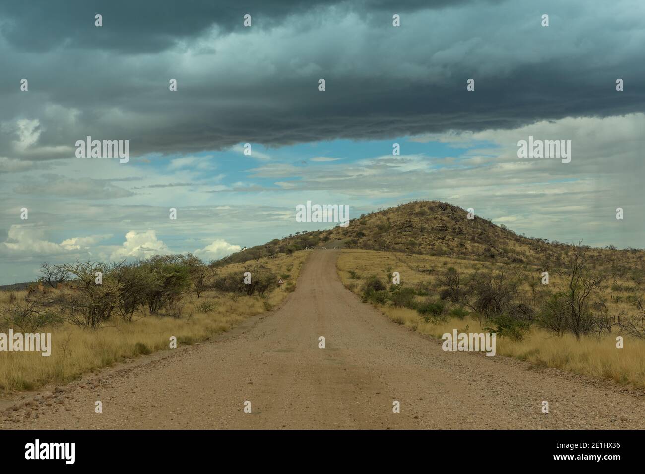 Landschaft mit Regenwolken im Westen der Hauptstadt Windhoek, Namibia Stockfoto