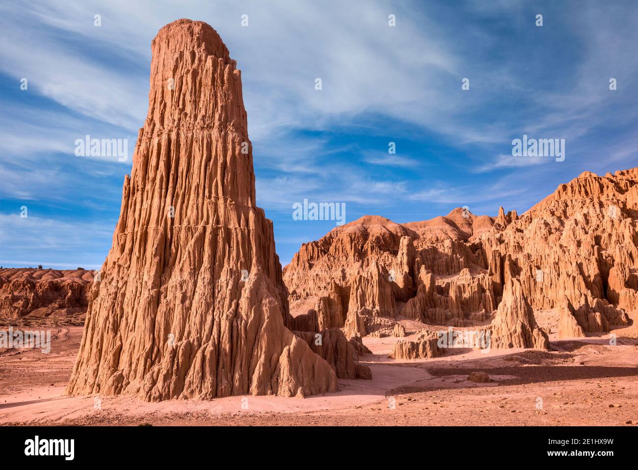Säulen und Türme erodierten zu einer Bentonit-Tonformation, Badlands des Cathedral Gorge State Park, Great Basin, Nevada, USA Stockfoto