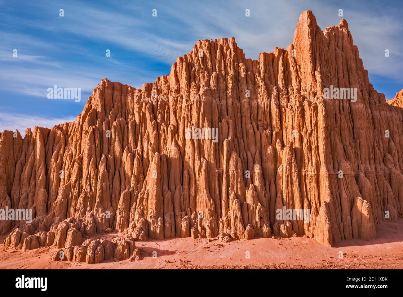 Säulen und Türme erodierten zu einer Bentonit-Tonformation, Badlands des Cathedral Gorge State Park, Great Basin, Nevada, USA Stockfoto
