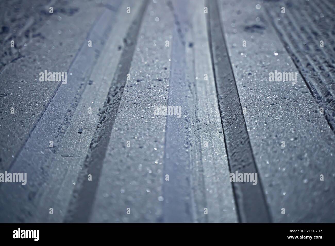 Langlaufstrecken im Schnee, Nahaufnahme mit geringer Tiefenschärfe. Stockfoto
