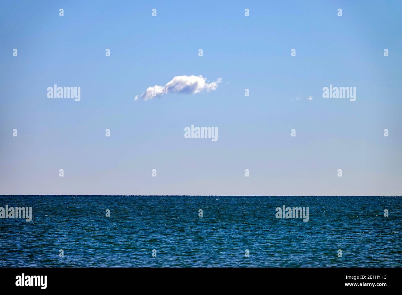 Einsame Wolke über blauem Meer, La Mata, Torrevieja, Costa Blanca, Spanien, Provinz Valencia Stockfoto