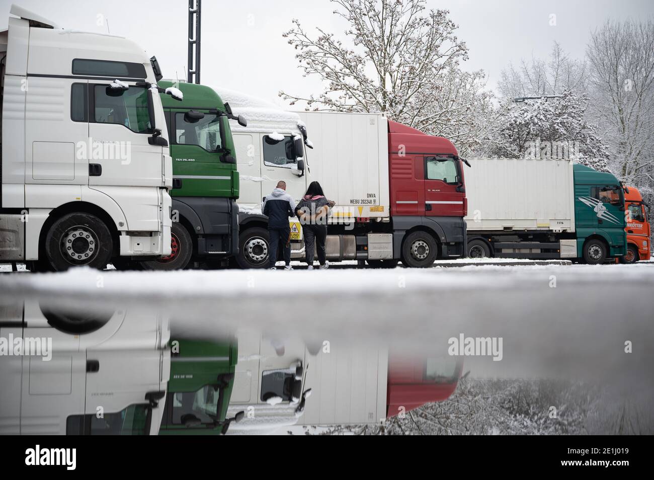 Sindelfingen, Deutschland. Januar 2021. LKW parken am Rastplatz Sindelfinger Wald. (To dpa 'New Solutions for Truckers' parking panker') Quelle: Sebastian Gollnow/dpa/Alamy Live News Stockfoto