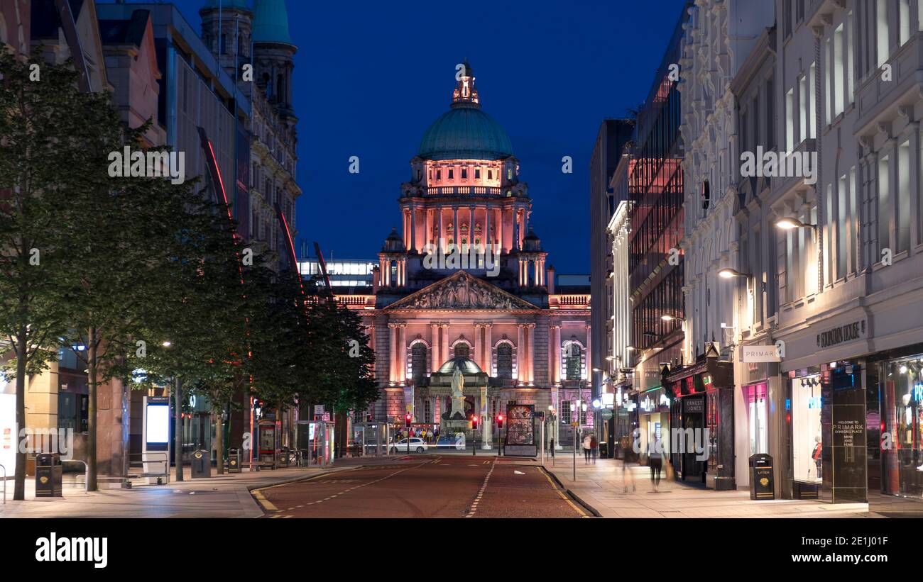 Belfast - August 2019: Rathaus bei Nacht Stockfoto