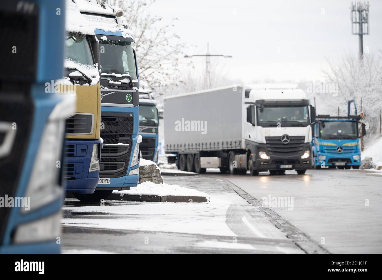Sindelfingen, Deutschland. Januar 2021. LKW parken am Rastplatz Sindelfinger Wald. (To dpa 'New Solutions for Truckers' parking panker') Quelle: Sebastian Gollnow/dpa/Alamy Live News Stockfoto