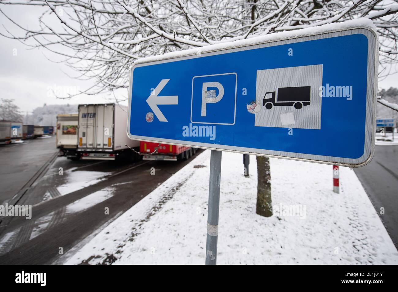 Sindelfingen, Deutschland. Januar 2021. Ein Schild am Rastplatz Sindelfinger Wald weist den Weg zu den LKW-Parkplätzen. (To dpa 'New Solutions for Truckers' parking panker') Quelle: Sebastian Gollnow/dpa/Alamy Live News Stockfoto