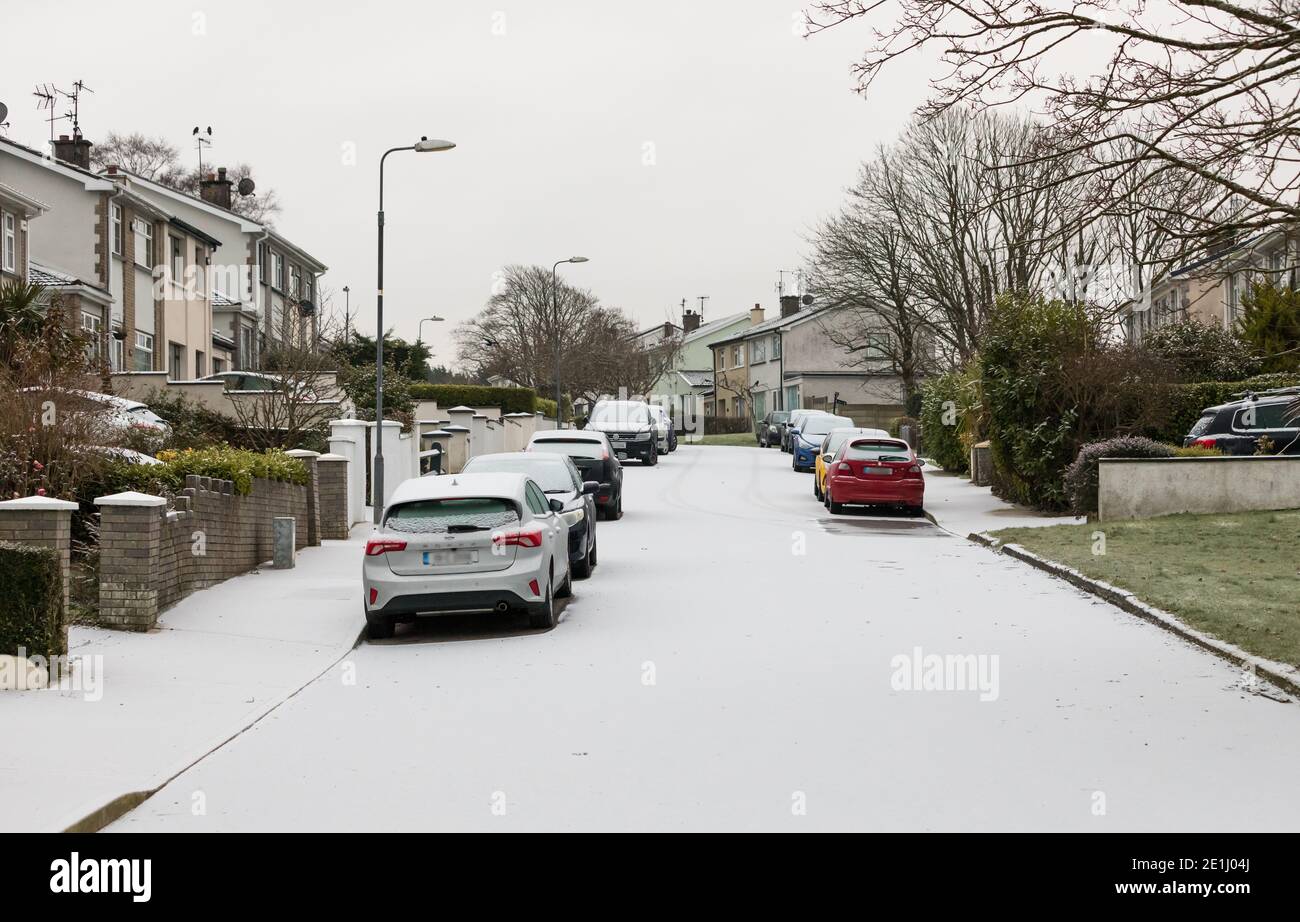 Carrigaline, Cork, Irland. Januar 2021. Schnee beginnt zu fallen ein bedeckt Seaview Anwesen in Carrigaline, Co.Cork, Irland. - Credit; David Creedon / Alamy Live News Stockfoto