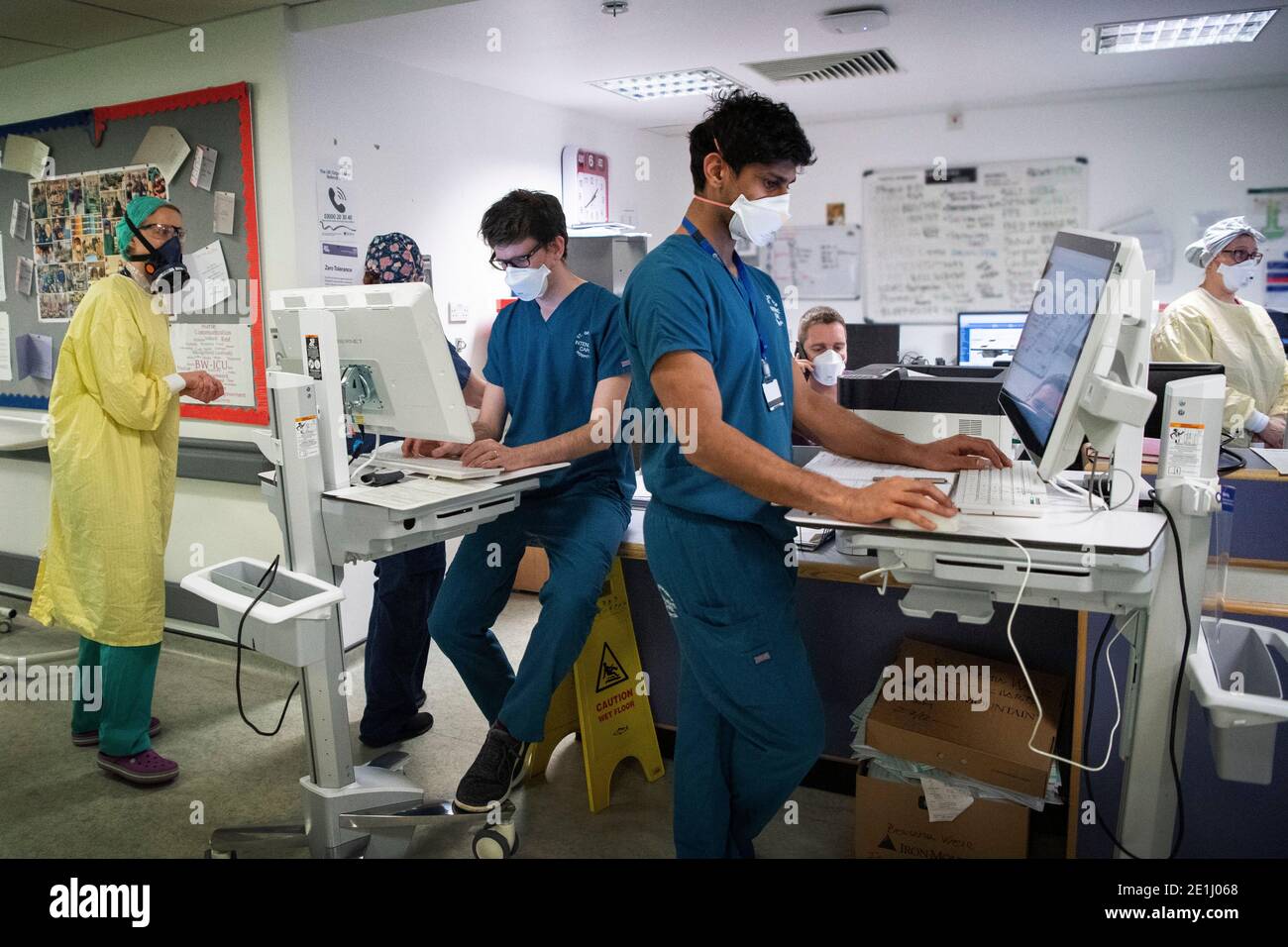 Die Mitarbeiter arbeiten an einem Schreibtisch auf der Intensivstation im St. George's Hospital in Tooting im Südwesten Londons, wo die Zahl der Intensivbetten für kritisch Kranke von 60 auf 120 erhöht werden musste, von denen die überwiegende Mehrheit für Coronavirus-Patienten bestimmt ist. Stockfoto