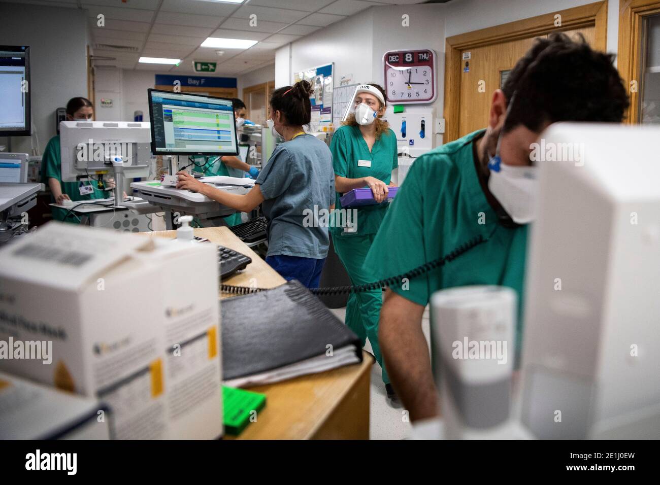 Hinweis zu eds: Uhr an der Wand zeigt falsches Datum + Zeit. Die Krankenschwestern arbeiten im Korridor der Akutabhängigkeitseinheit im St. George's Hospital in Tooting im Südwesten Londons. Stockfoto