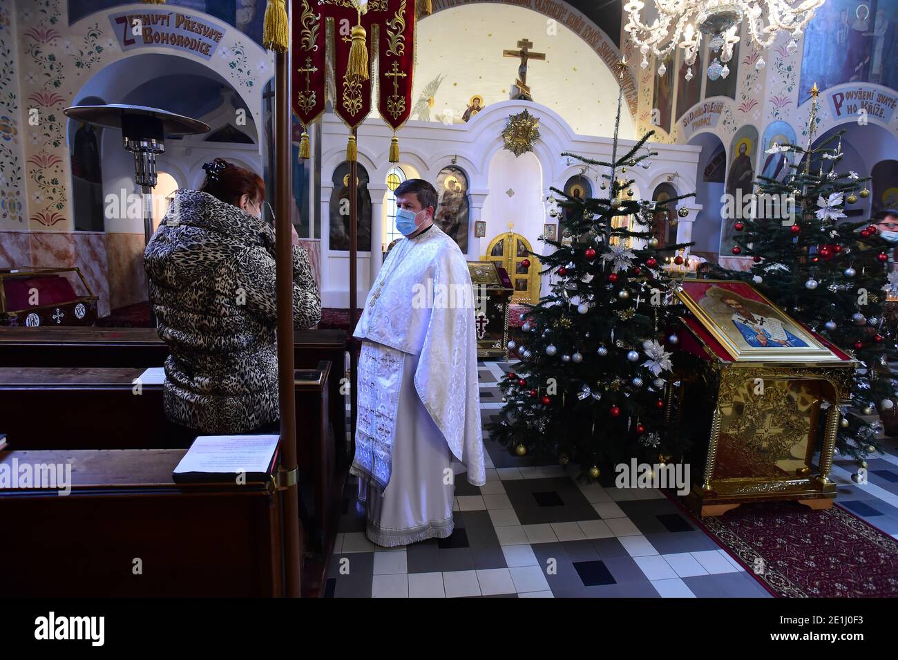 Olomouc, Tschechische Republik. Januar 2021. Orthodoxe Weihnachtsliturgie in der orthodoxen Kirche St. Gorazd in Olomouc, Tschechische Republik in der Nacht vom 6. Auf den 7. Januar 2021. Die orthodoxe Weihnachtsliturgie ist eine Analogie zur katholischen Mitternachtsmesse. Kredit: Ludek Perina/CTK Foto/Alamy Live Nachrichten Stockfoto