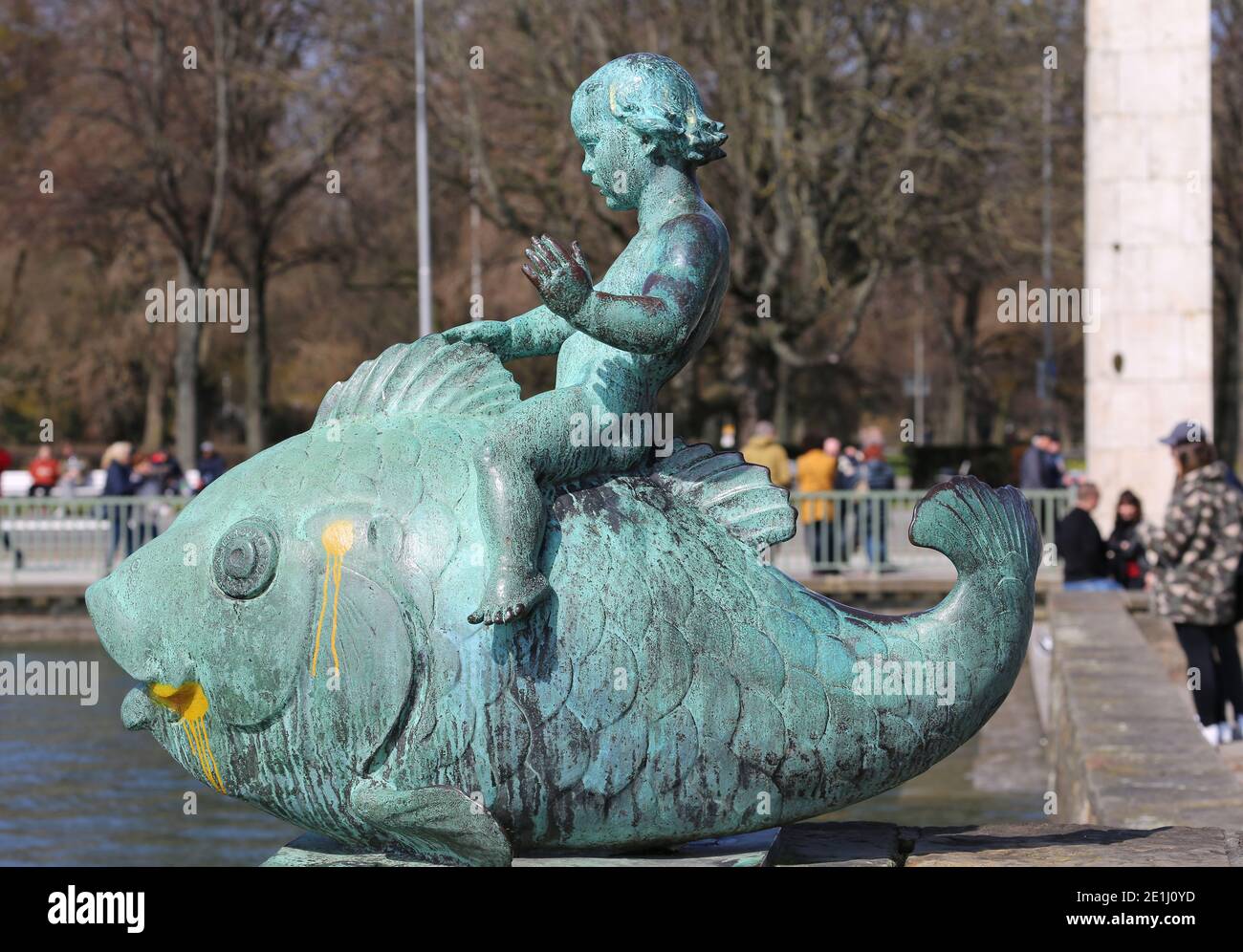 HANNOVER, DEUTSCHLAND-MÄRZ 30: Berühmtes Kunstwerk durch Vandalismus-Angriff am Maschsee beschädigt.März 30,2018 in Hannover, Deutschland. Stockfoto