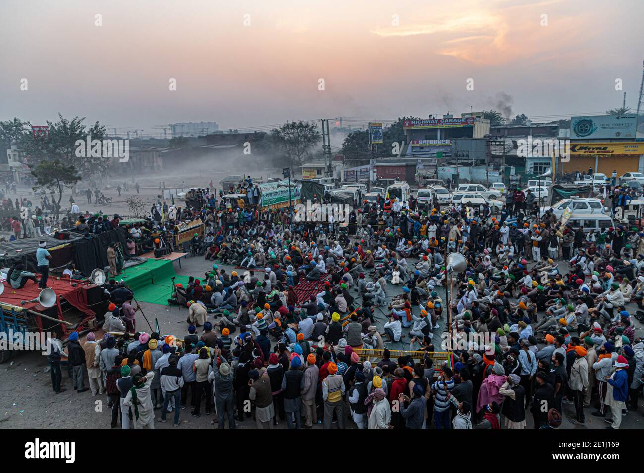 Bauern protestieren an der Grenze zu delhi gegen das neue Agrargesetz. Stockfoto