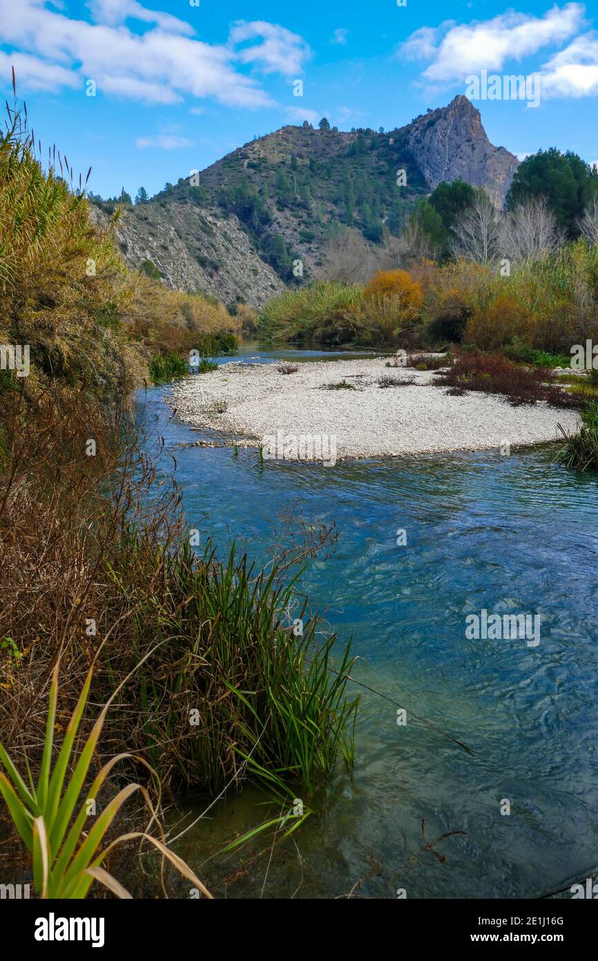 Rio Albaida, Albaida Fluss mit Herbstfarben in der Nähe der Stadt Xatia, Valencia, Spanien Stockfoto