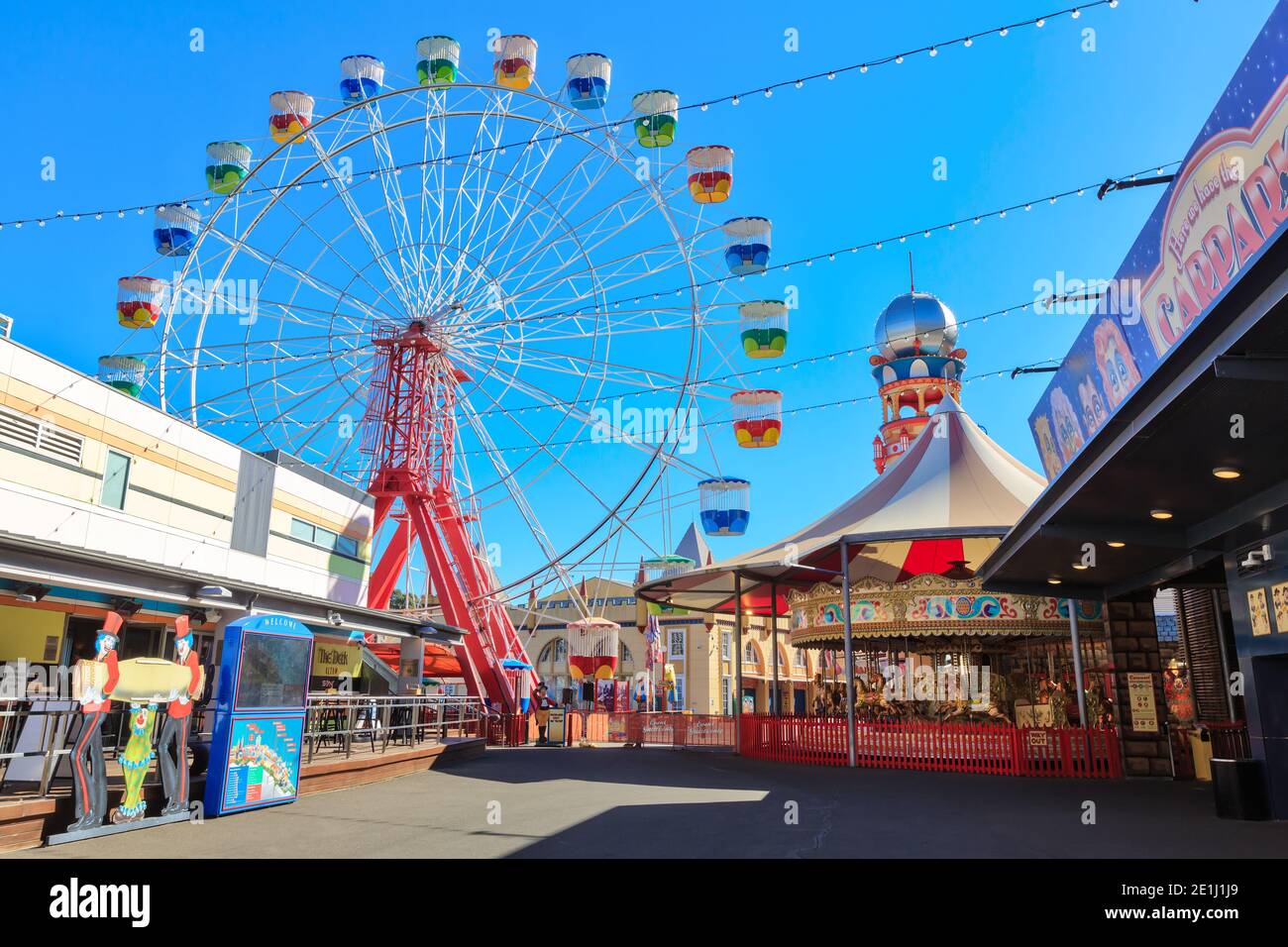 Das Riesenrad und andere Attraktionen im Luna Park, einem Vergnügungspark in Sydney, Australien Stockfoto