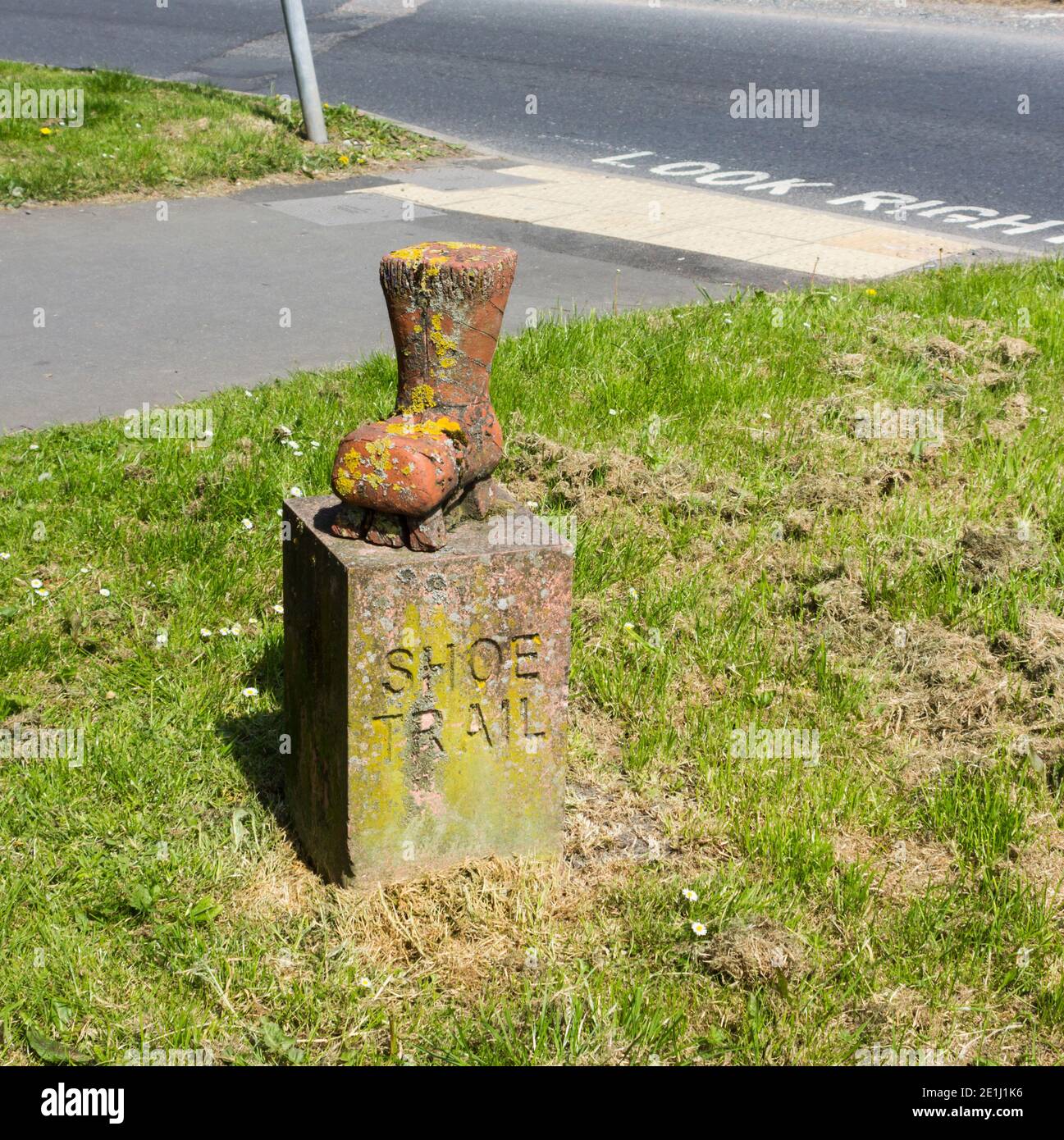 Gefeuerte Lehmskulptur eines Stiefels auf einem 2 Mile Shoe Trail in Rawtenstall, Lancashire. 28 schuhförmige Wegweiser wurden von örtlichen Schulkindern entworfen. Stockfoto