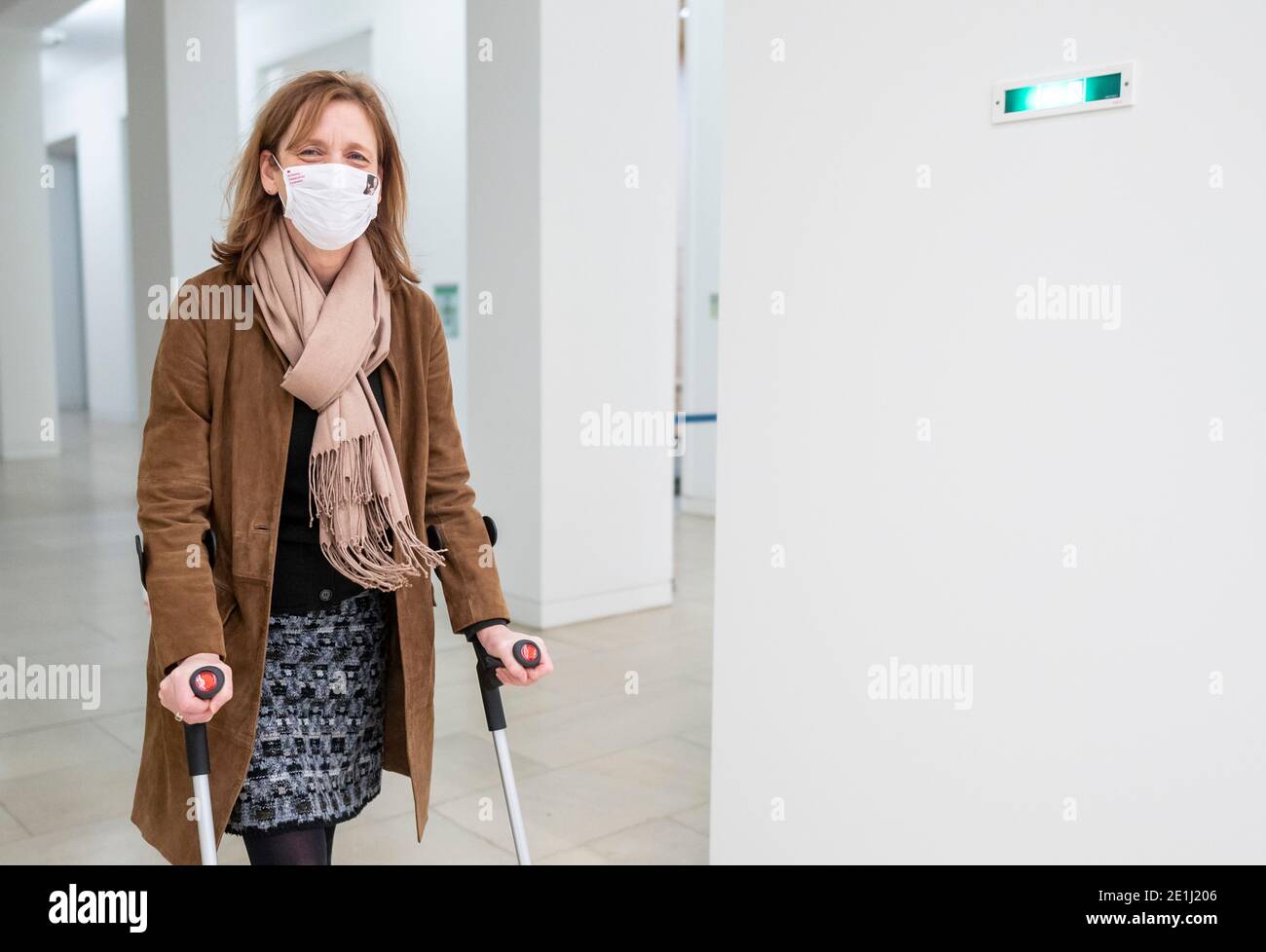 Kiel, Deutschland. Januar 2021. Karin Prien (CDU), Ministerin für Bildung, Wissenschaft und Kultur des Landes Schleswig-Holstein, kommt mit Gehhilfen in die Plenarkammer.der landtag diskutiert Maßnahmen zur Eindämmung der Corona-Krise. Quelle: Axel Heimken/dpa/Alamy Live News Stockfoto