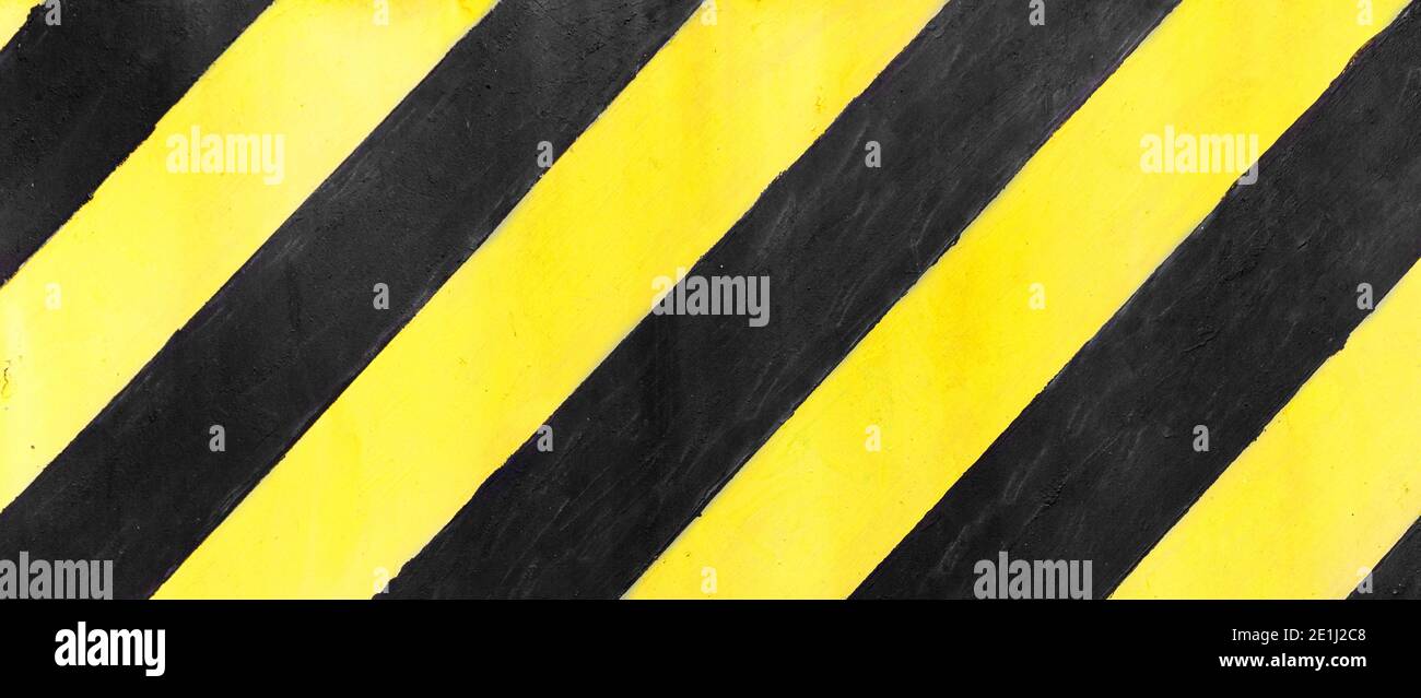 Sicherheit Streifen auf der Baustelle, Schwarz und Gelb im Bau Schild über eine grunge Textur, Ansicht von oben Stockfoto