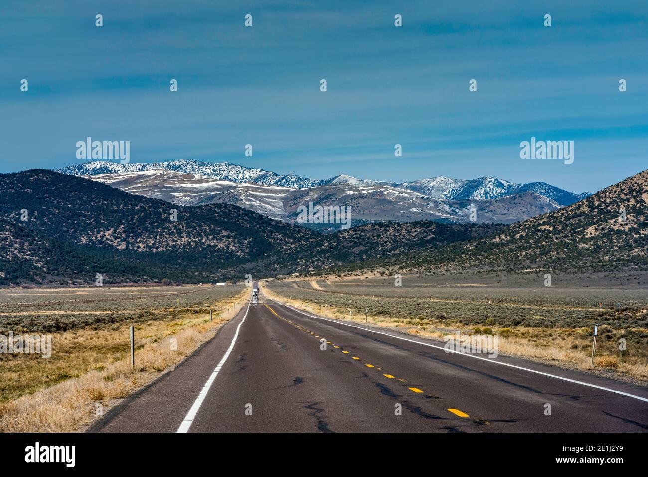 Die Loneliest Road (Hwy 50), überquert Jakes Valley, White Pine Range in der Ferne, Great Basin Desert, westlich von Ely, Nevada, USA Stockfoto